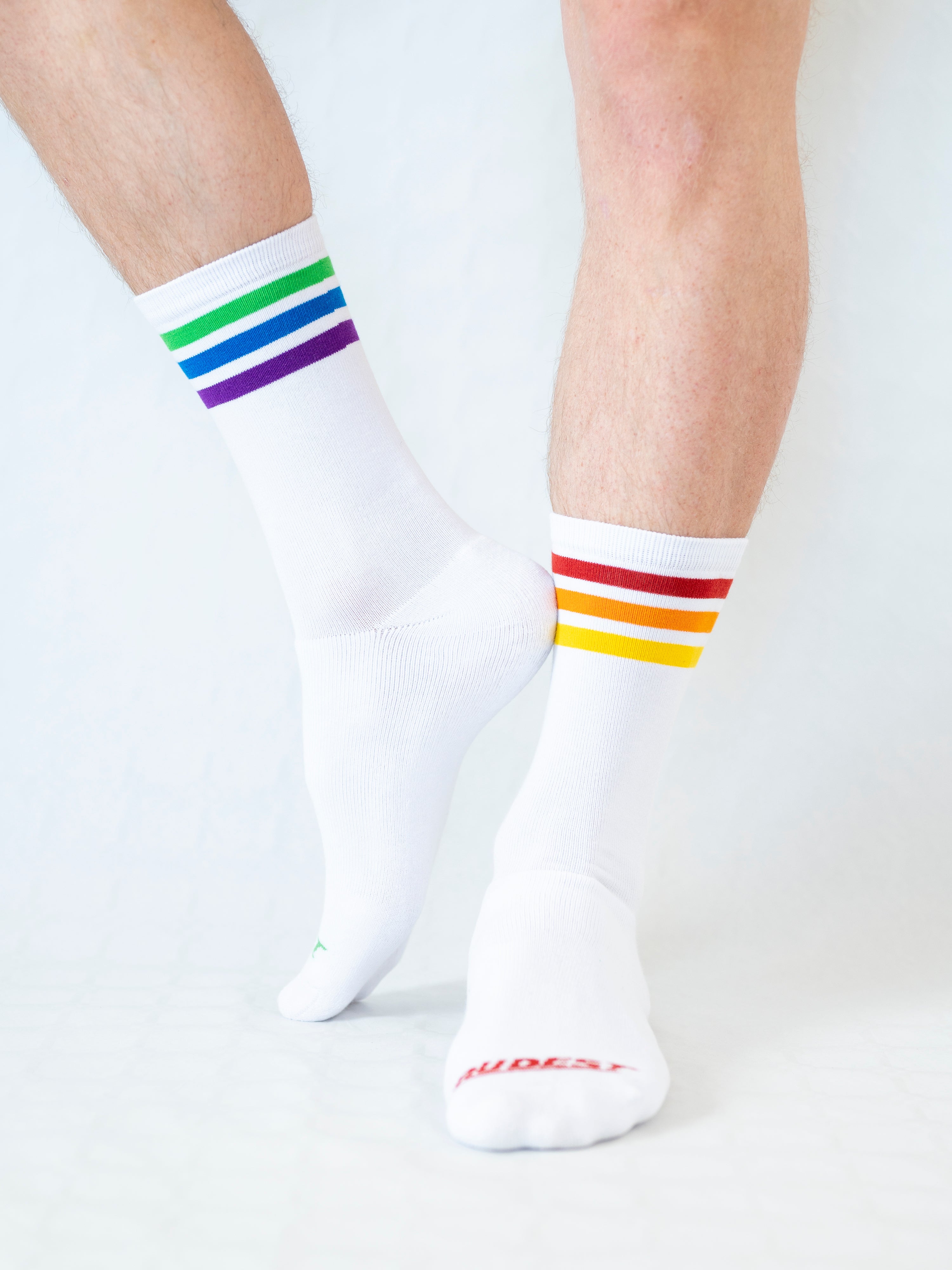 Los Calcetines de Rayas Arcoíris Desparejados de Rudest